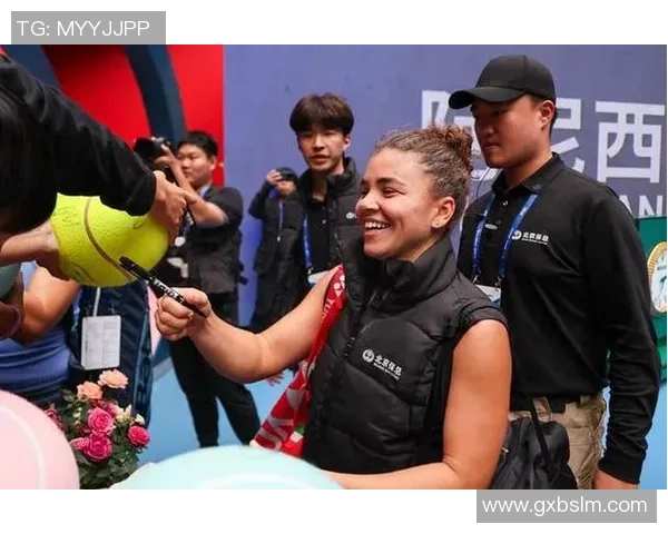 球迷偶遇足球巨星瞬间现场反应揭秘 与球星亲密接触的真实感受 球迷偶遇足球巨星瞬间现场反应揭秘 与球星亲密接触的真实感受